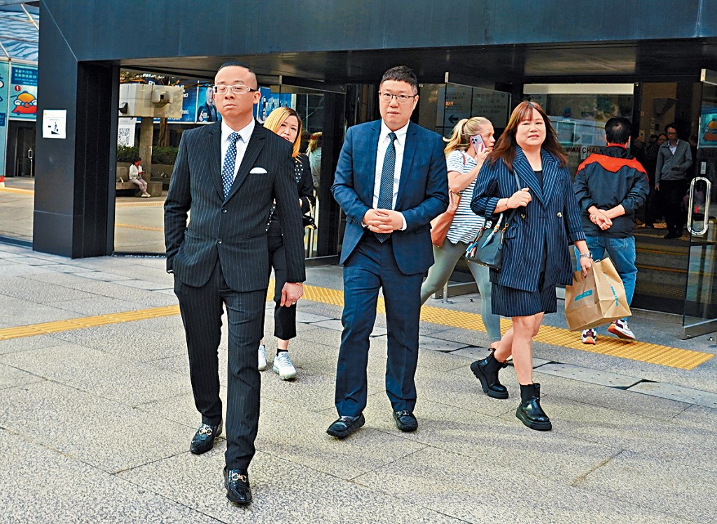 兩對夫婦否認9項欺詐罪，但承認交替的9項非法賣空罪。