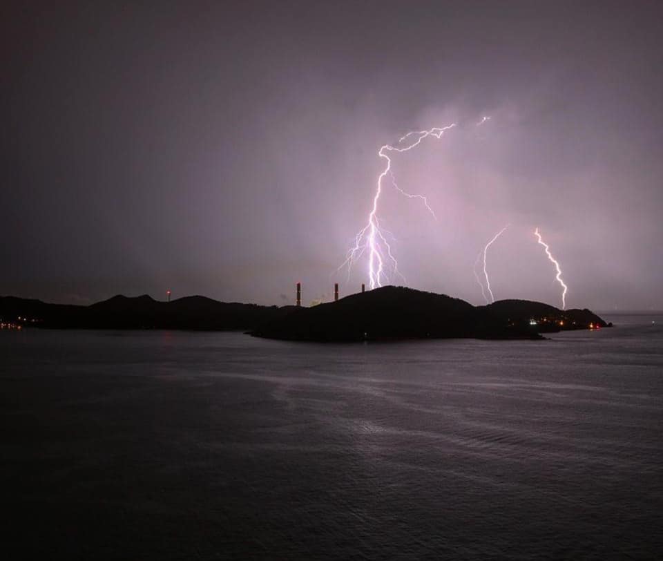 市民Eric Darky於7月27日在薄扶林拍攝到閃電。天文台facebook專頁