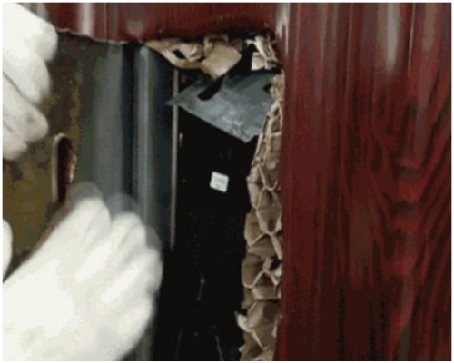 拆开门板内里全塞满纸皮。