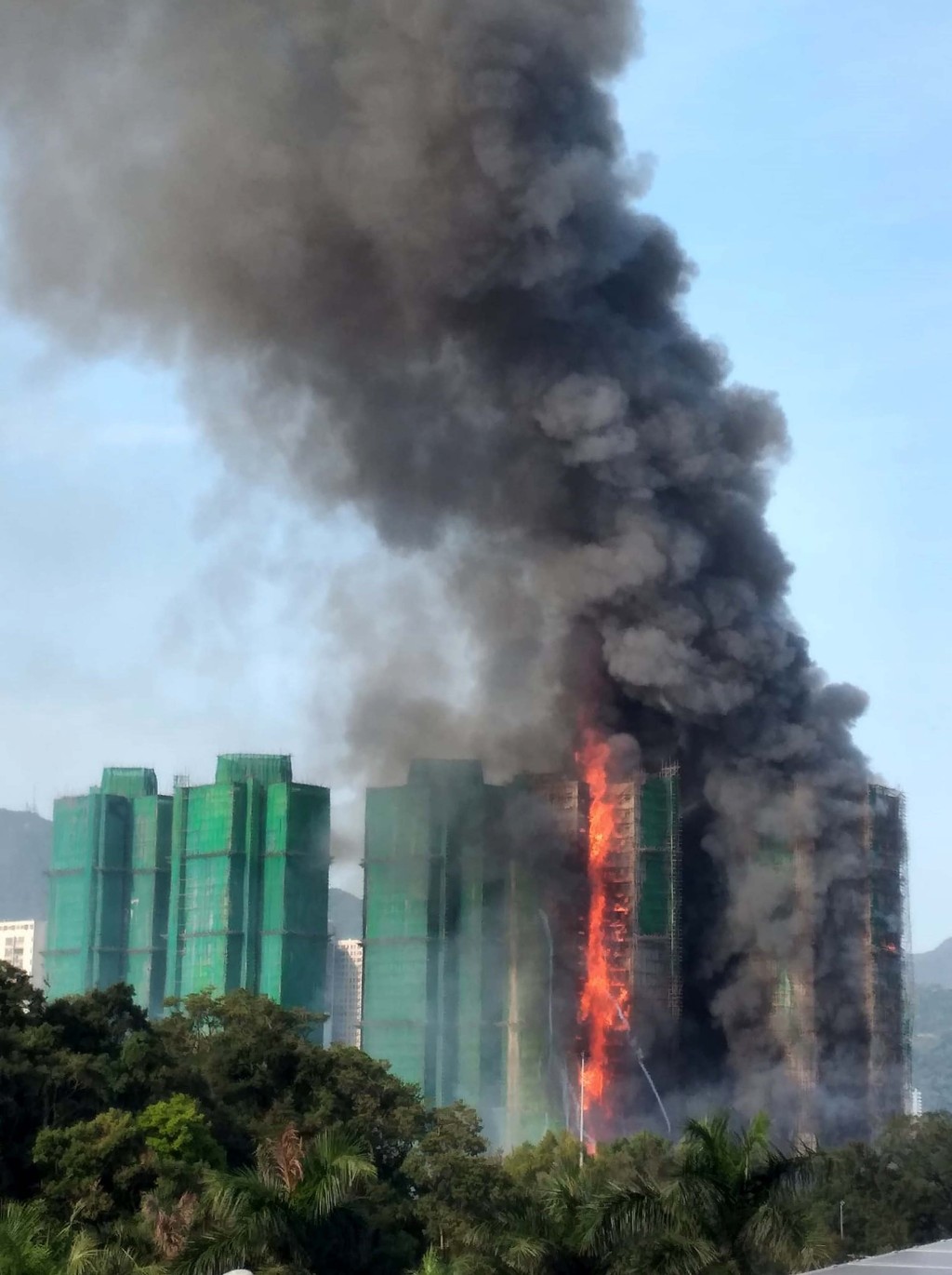 大埔宏福苑宏昌閣有外牆棚架起火，遠處清晰可見。曾志恒攝