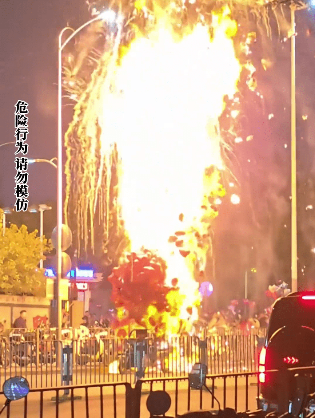 深圳醉漢除夕夜點燃路邊商販大串氣球，火焰沖天全都燒毀。