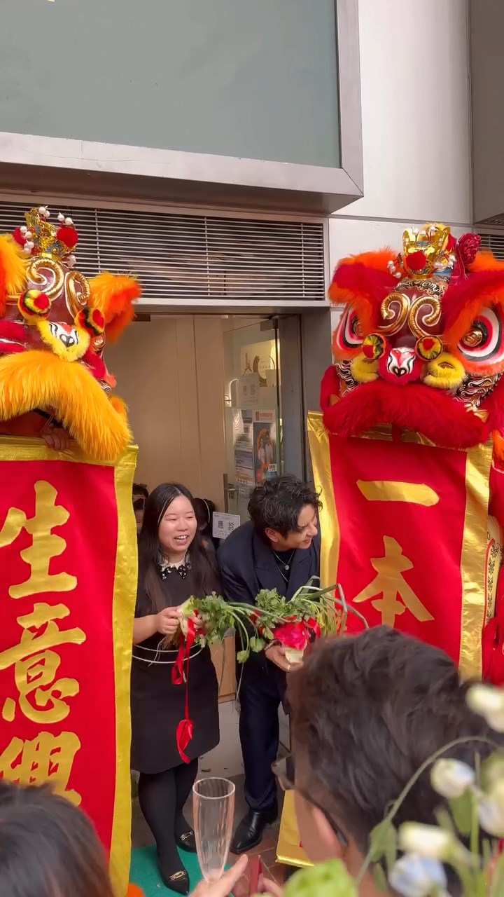 許廷鏗身邊的女子，有指是其醫生胞姊。（網上圖片）