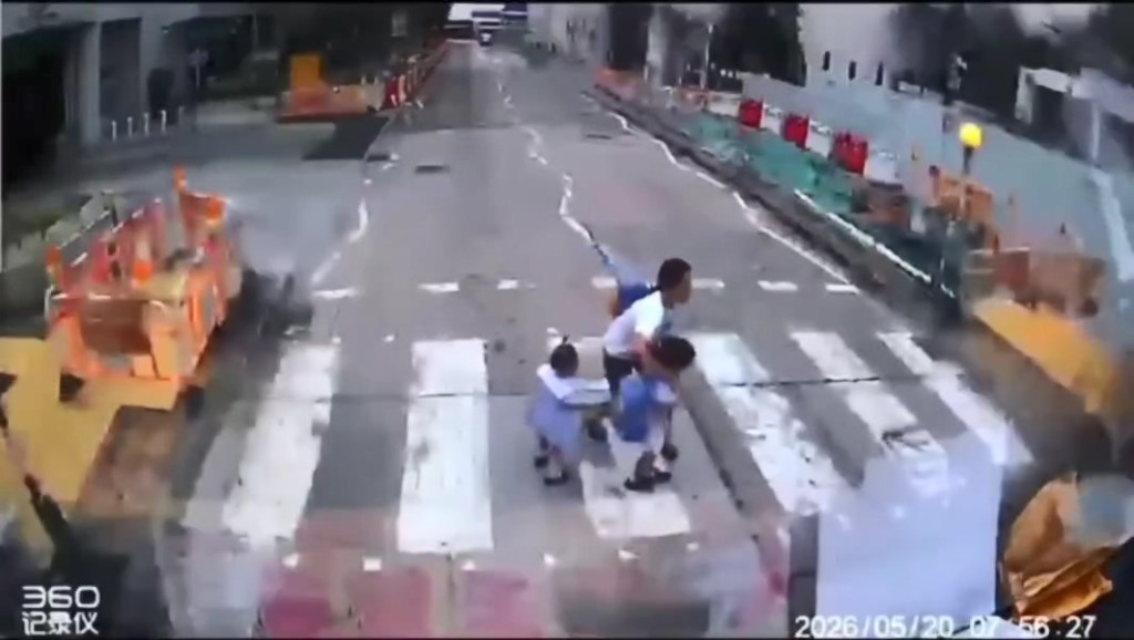 女傭與兩名幼童行至路中央時,突然有一輛白色私家車逆線駛至。網上片段 女傭與兩名幼童行至路中央時,突然有一輛白色私家車逆線駛至。網上片段