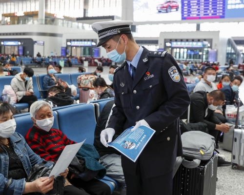 民警宣傳文明守法出行 。