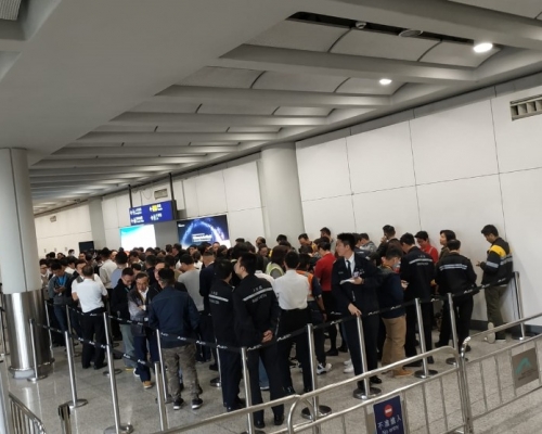逾百名機場員工為接種麻疹疫苗,一早到場排隊。 香港民用航空事業職工總會圖片
