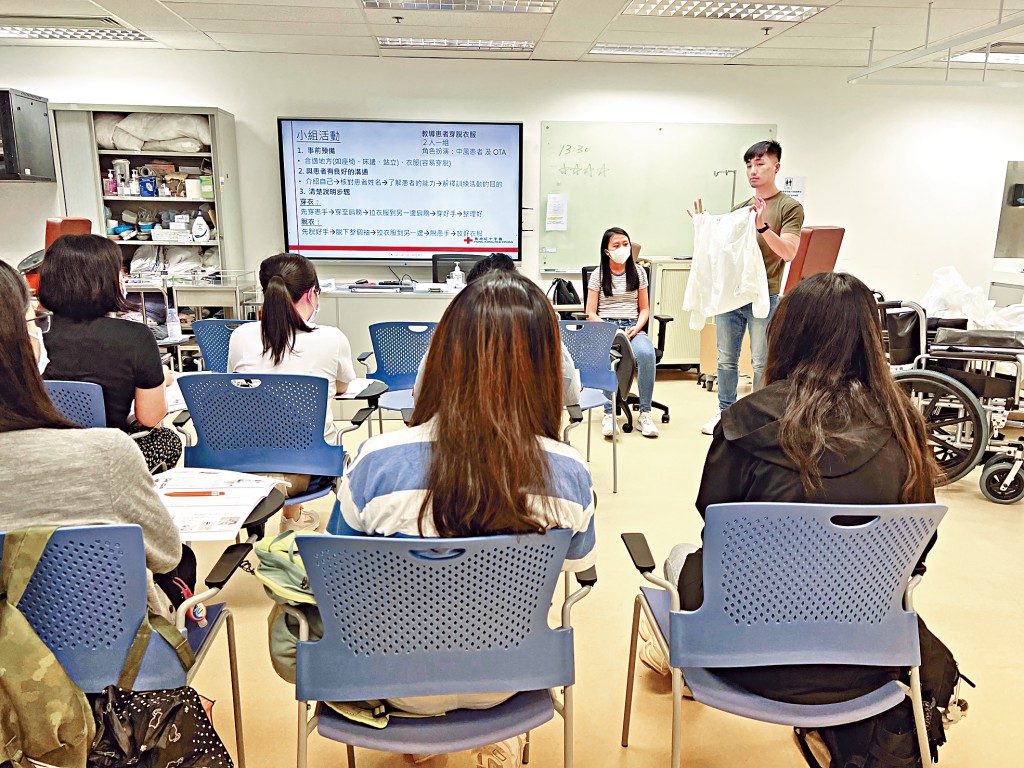 學員正在學習如何教導中風患者穿脫衣服。