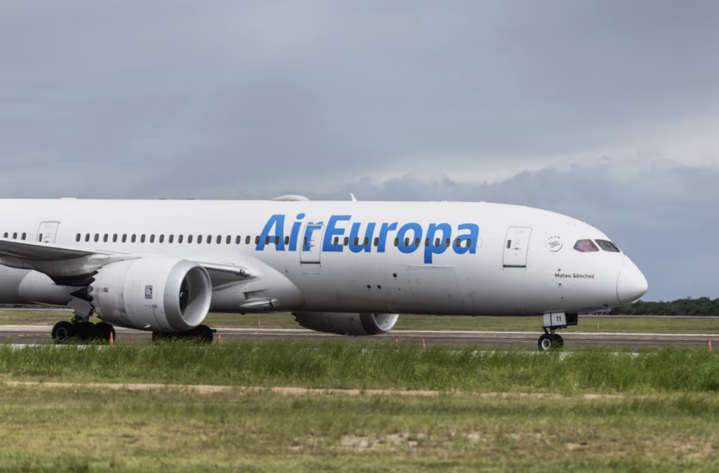 欧洲航空一架客机亦在飞往乌拉圭途中遇上乱流，造成30名乘客受伤。路透社