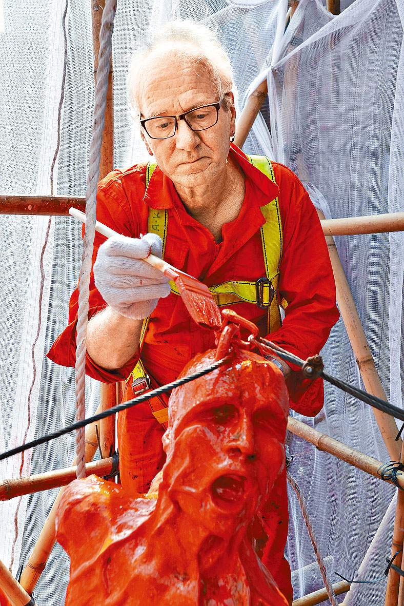 高志活創作國殤之柱。