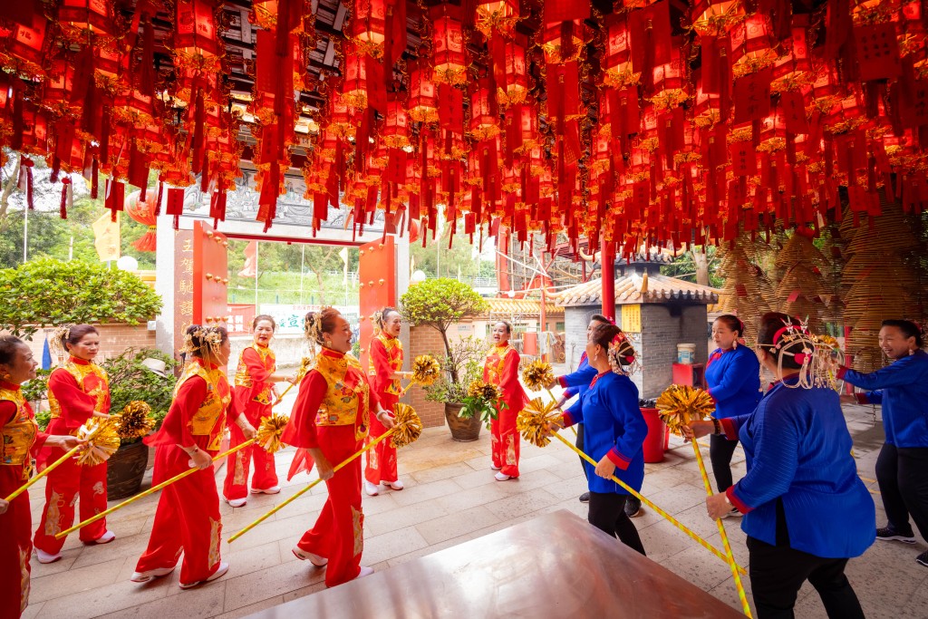 傳統婚嫁儀式中的海陸豐/鶴佬陸上扒龍舟。 傳統婚嫁儀式中的海陸豐/鶴佬陸上扒龍舟。
