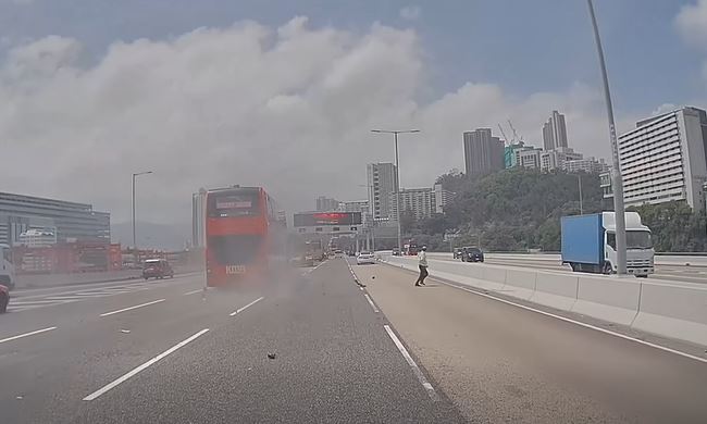 男子跑越兩條行車線走向路中分隔石壆。fb 車cam L（香港群組）  