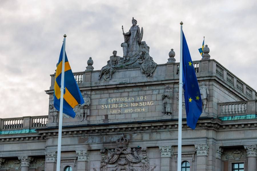 位於瑞典首都斯德哥爾摩的國會外，周一有示威者焚燒可蘭經抗議。新華社圖