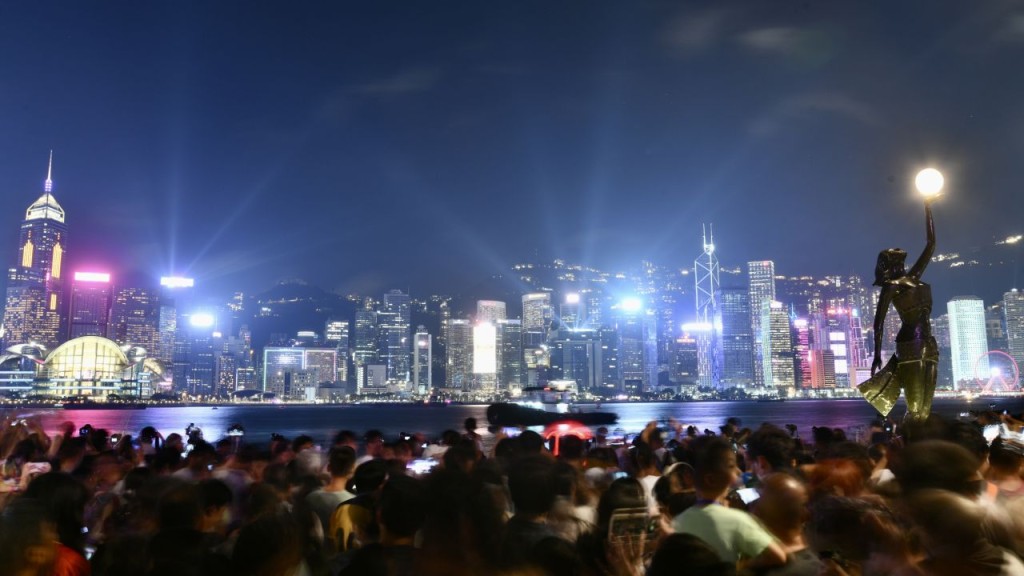 十一國慶煙花｜交通狀況持續更新 尖沙咀多個港鐵出口關閉 警籲前往西九或港島