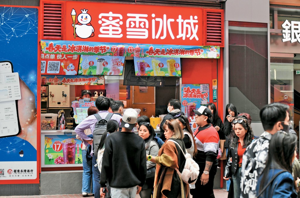 蜜雪冰城有逾4.5萬間分店,可謂「總有一間係左近」,更易吸引散戶關注。