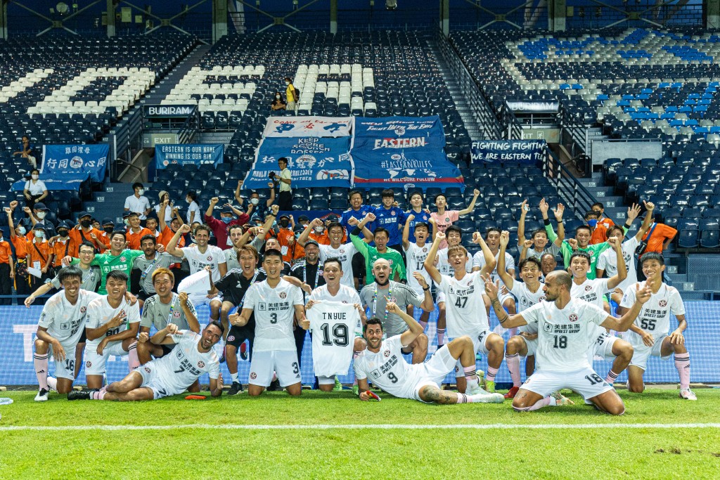 2022年6月，球隊在泰國踢亞協盃以兩戰全勝首名出線，帶領球隊創會九十年以來首次殺入亞協盃淘汰賽階段。東方足球隊圖片