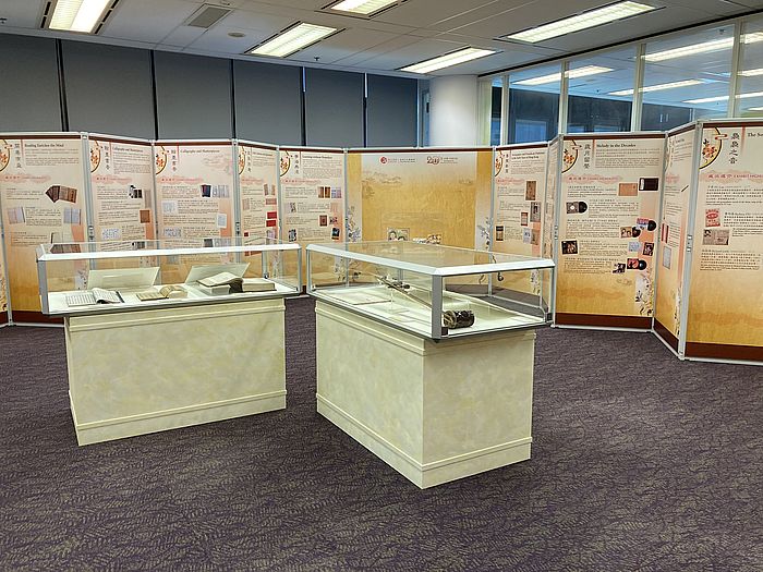 中央圖書館設置多塊展板,介紹公共圖書館的館藏。