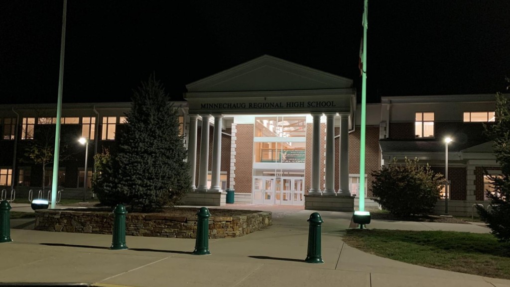 美國麻省Minnechaug地區高中因為電腦故障，近一年半以來日夜開着7000盞燈。 網上圖片
