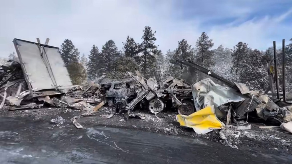 美國40號州際公路於3月13日發生的嚴重事故涉及22架車，車子燒至難以辨識。 FB / Arizona Department of Public Safety