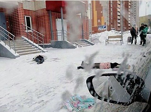 瑪麗亞和安娜塔西亞被發現倒臥在居所前的雪地上。（網圖）