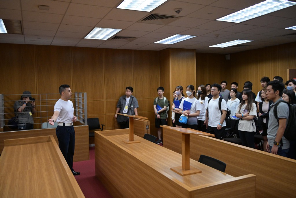 入境處將國家安全元素融入招聘流程,嚴選擁護「一國兩制」和《基本法》的有志之士加入。圖為入境處去年舉辦招聘體驗日,參加者參觀學院內的模擬法庭。 資料圖片 入境處將國家安全元素融入招聘流程,嚴選擁護「一國兩制」和《基本法》的有志之士加入。圖為入境處去年舉辦招聘體驗日,參加者參觀學院內的模擬法庭。 資料圖片