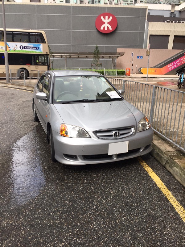 被票控及被拖走的違例停泊車輛。 警方提供
