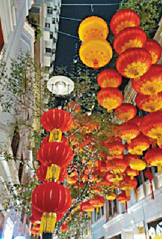 ■部份香港的特色街道和會所備有仿真的煤氣燈,圖片攝於灣仔利東街。 煤氣公司提供圖片