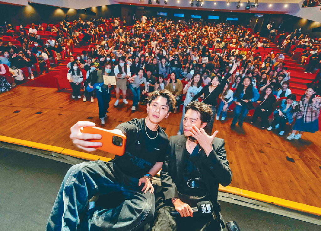 ■柯震東和蔡凡熙與現場觀眾自拍。