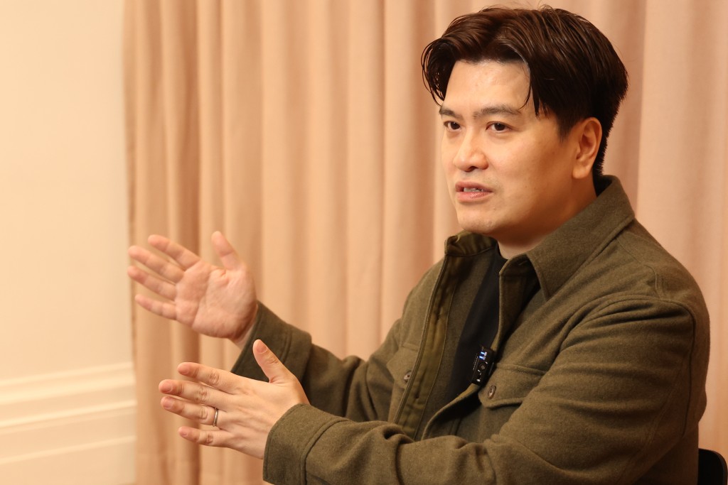 跟陳詠燊對談，發覺他聲線響亮，說話說重點，這是他的優勢。