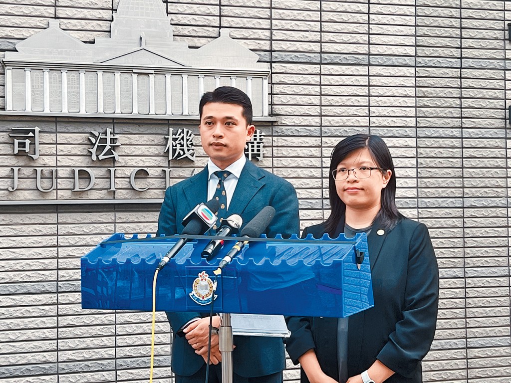 黎柱鋒(左)指警方為提升對騙徒的阻嚇性,會就所有由區院審理的同類案件申請加刑。