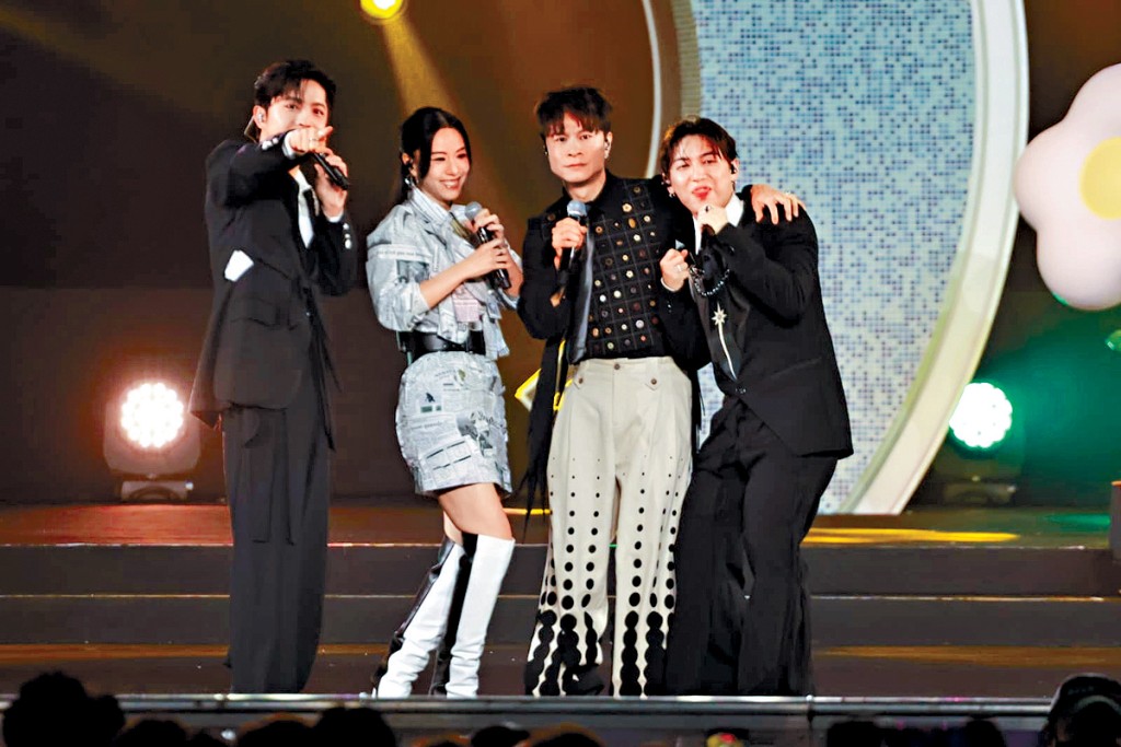 （左起）Edan、鄧麗欣、陳健安以及MC打頭陣。