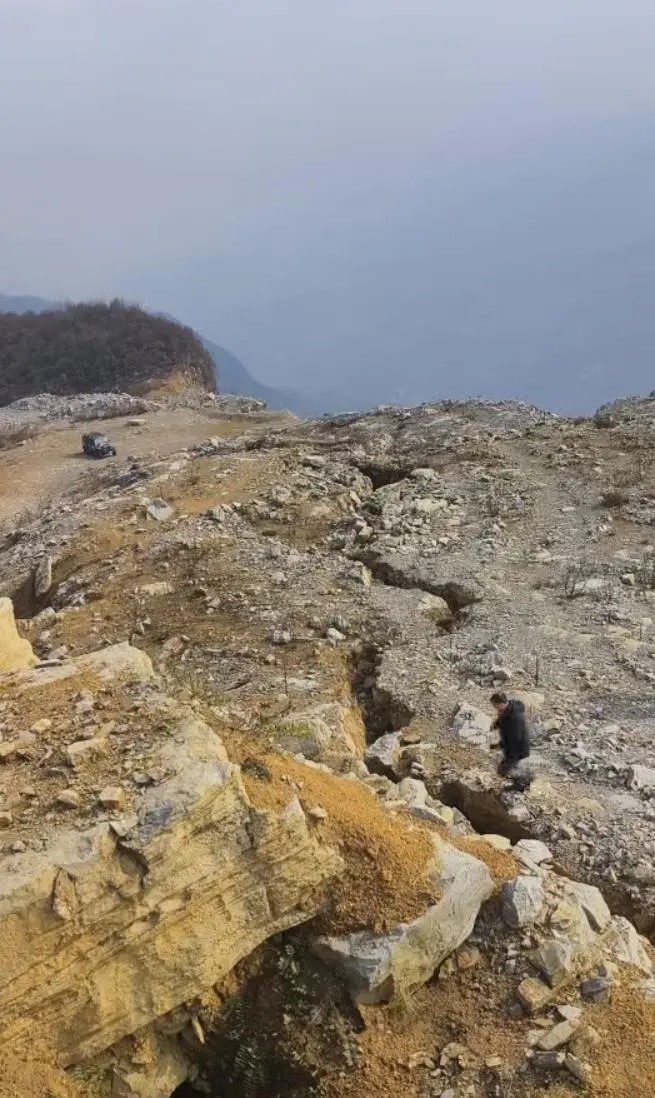 貴州有山體因採煤開裂,有山村逾400村民受影響,房屋開裂變危機。極目新聞 貴州有山體因採煤開裂,有山村逾400村民受影響,房屋開裂變危機。極目新聞