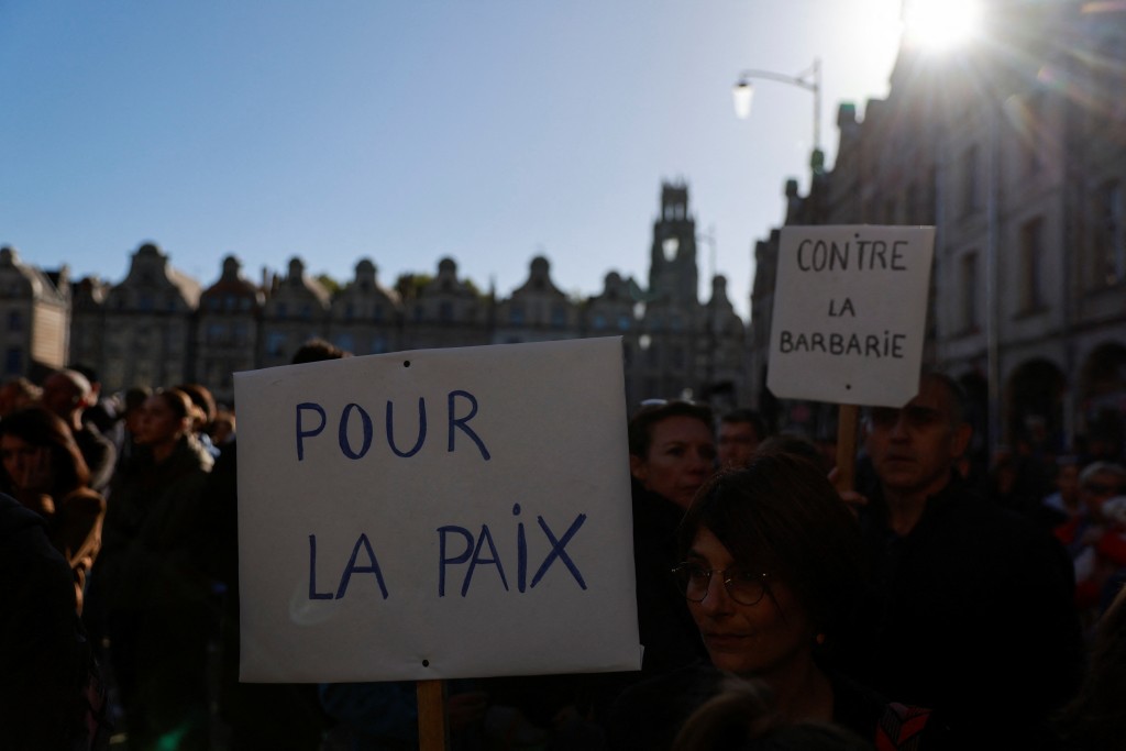法國有民眾上街聲援受暴力威脅的教師。路透社
