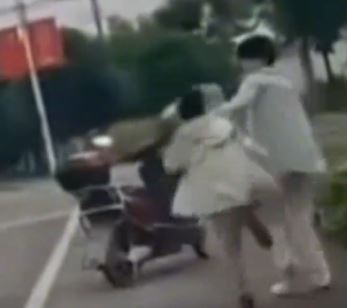 湖北男童在街头情绪失控疯狂殴打母亲。