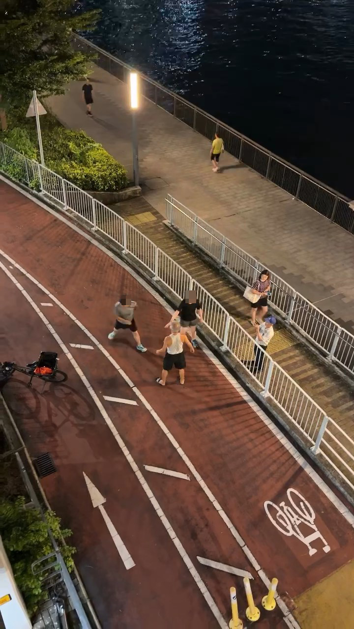 身穿白色背心的老翁與一對男女在荃灣海濱長廊（麗城花園段）的單車徑發生爭執。wy15032020@Threads影片截圖