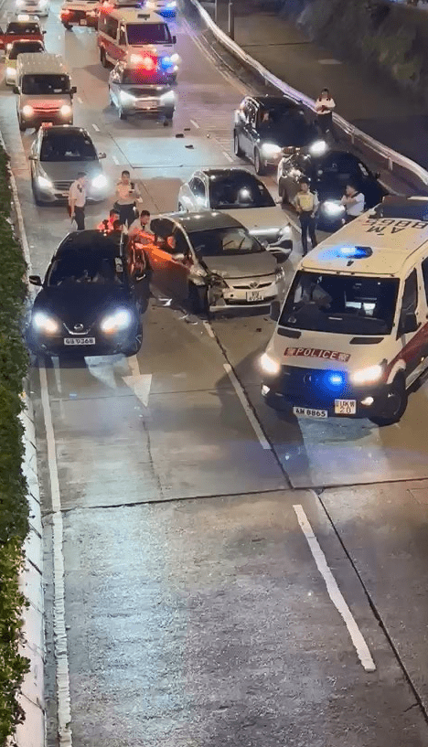 被告遭警員拉下車制服。