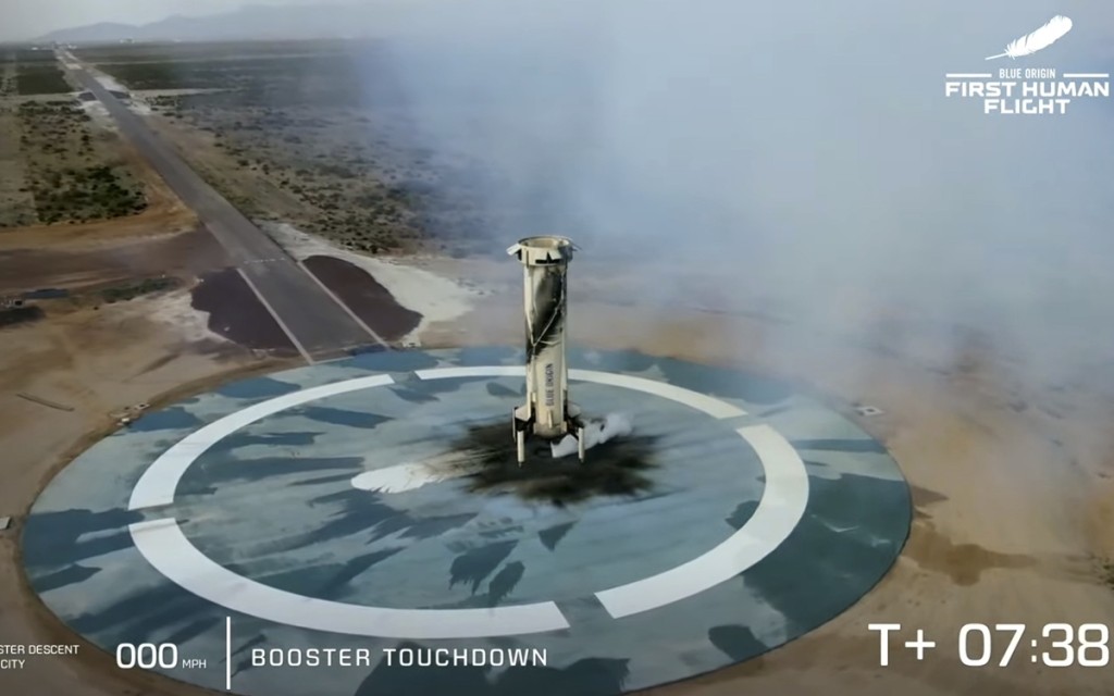 四人乘坐藍色起源（Blue Origin）旗下太空船新謝潑德號（New Shepard）成功升空。CosmoSapiens 直播截圖
