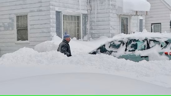 美國遭冬季風暴持續吹襲，最少有83人因極端天氣死亡。美聯社