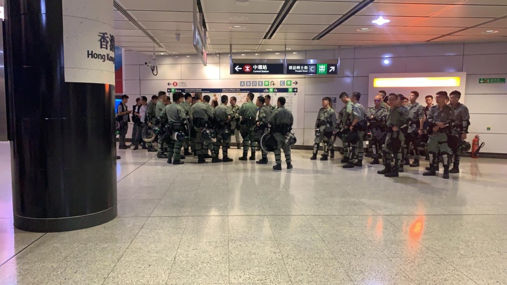 防暴警在香港站内戒备。