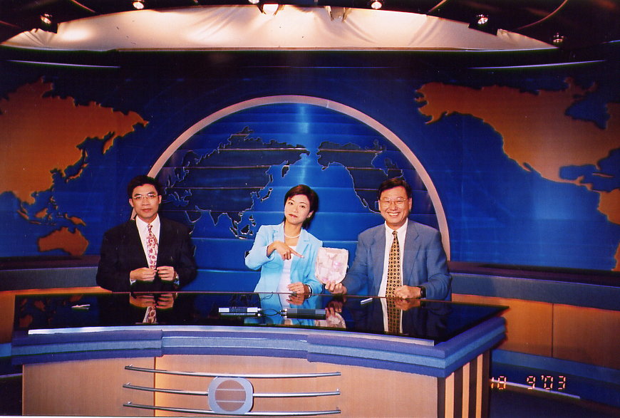 伍晃荣（右）以轻松的手法报导体育赛事，深得不少观众爱戴，亦影响了整个香港电视新闻界报道体育新闻的方式。