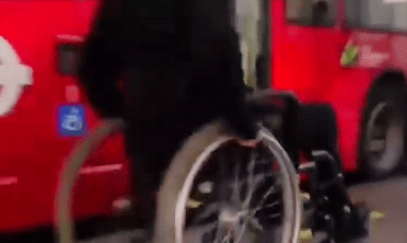 這時有另一名輪椅人士到場