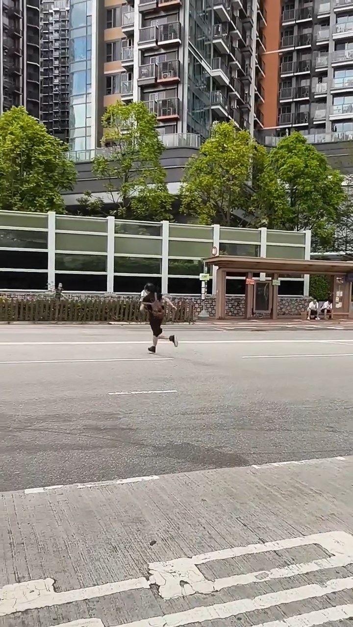 男子衝出馬路。網上片段截圖 男子衝出馬路。網上片段截圖