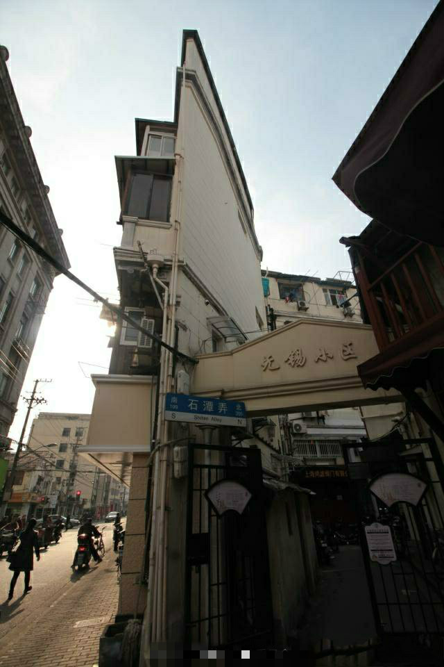 這棟大樓實際上是一座帶有三角的多邊形建築，一端薄如紙翼，一端呈現三角形。　微博圖片