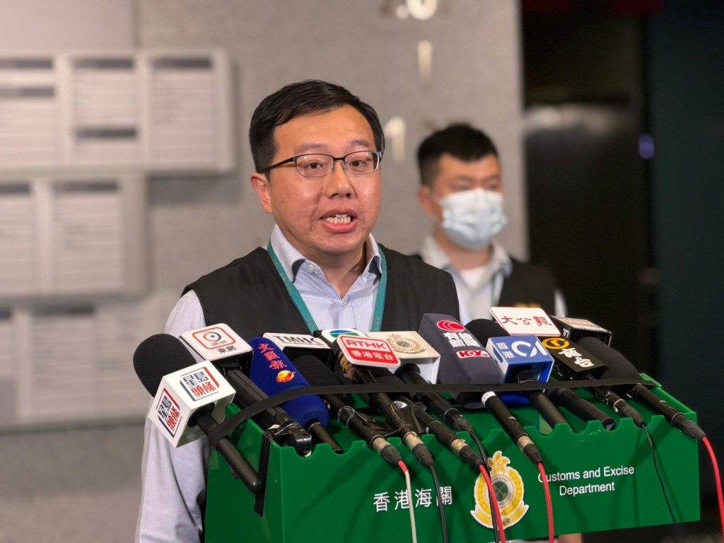 海关商品说明调查科高级贸易管制主任梁嘉豪向传媒讲述案情。 海关商品说明调查科高级贸易管制主任梁嘉豪向传媒讲述案情。