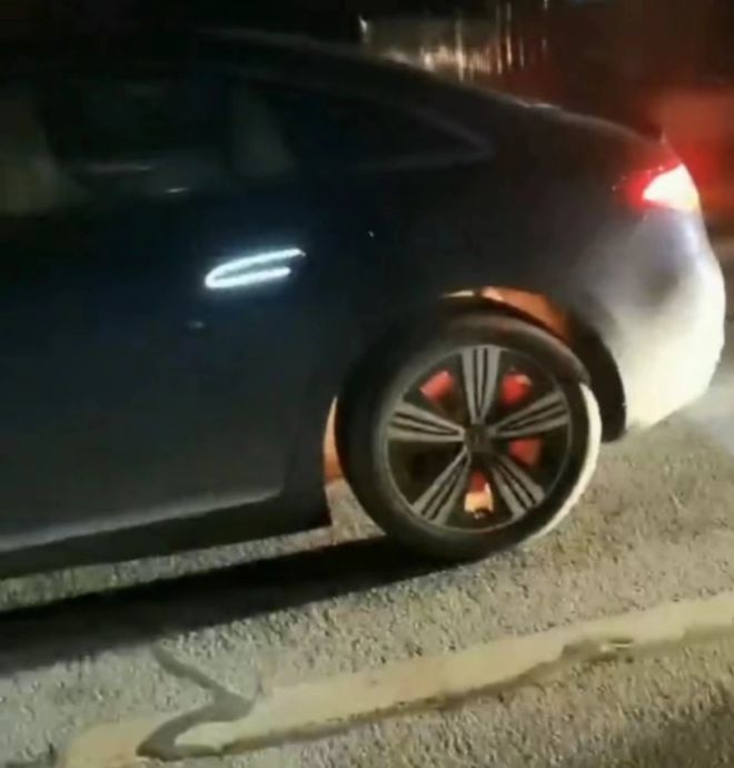 发生自燃的奔驰汽车后轮刹车碟变红引致火警。