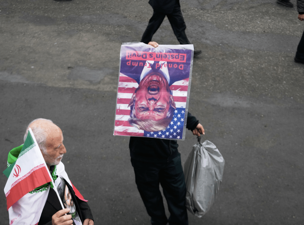 特朗普發文稱，考慮在這場針對伊朗的軍事行動中逐步「收兵」，被質疑故弄玄虛。路透社