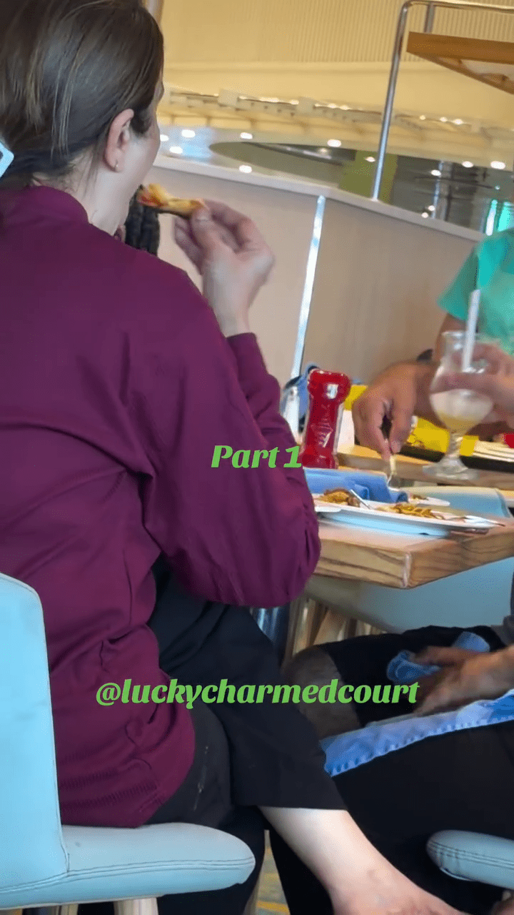 女旅客手抓腳後徒手食pizza。 女旅客手抓腳後徒手食pizza。