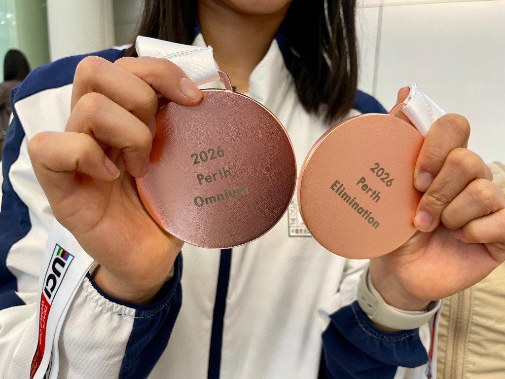 思穎首奪世界盃獎牌，她開心見到獎牌背後寫上奪獎的項目。徐嘉華攝