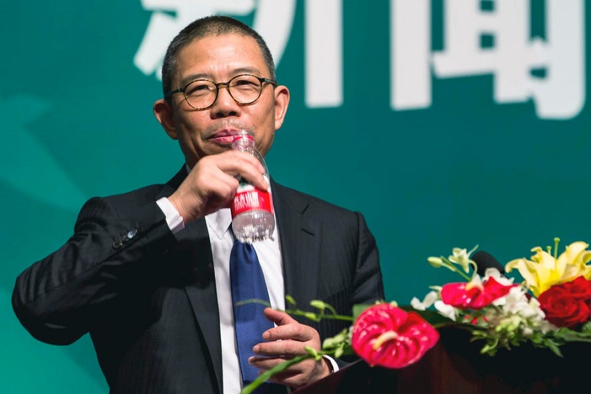 71歲的農夫山泉 (9633) 創辦人鍾睒睒以5,300億元(人民幣,下同)身家四度登頂中國首富。 71歲的農夫山泉 (9633) 創辦人鍾睒睒以5,300億元(人民幣,下同)身家四度登頂中國首富。