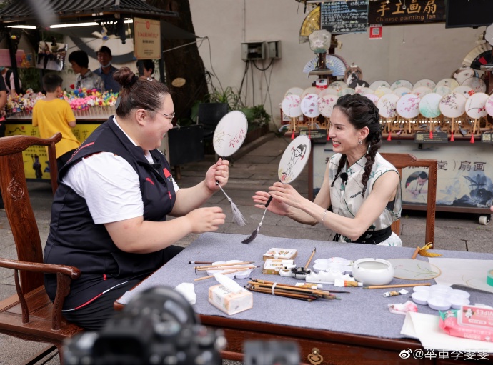 李若彤與李雯雯相見甚歡。