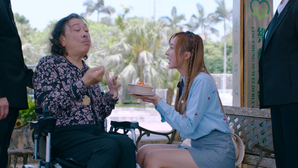 大AL在《卧底娇娃》中演活任性诸事“可爱失智老人”。