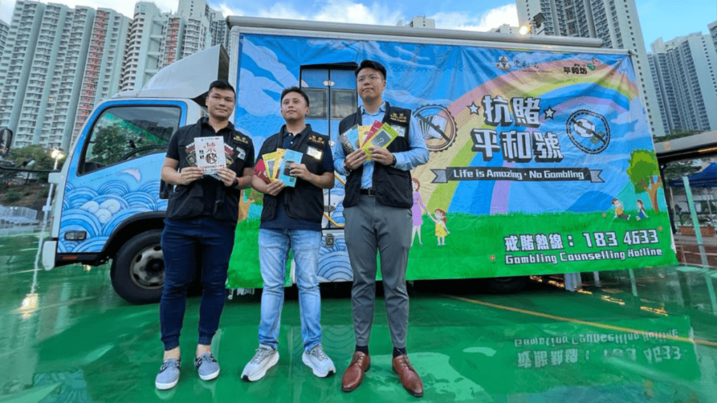 警方針對屋邨聚賭問題展開代號「平流」打擊行動,今日在黃大仙區內多個屋邨及公園掃蕩。